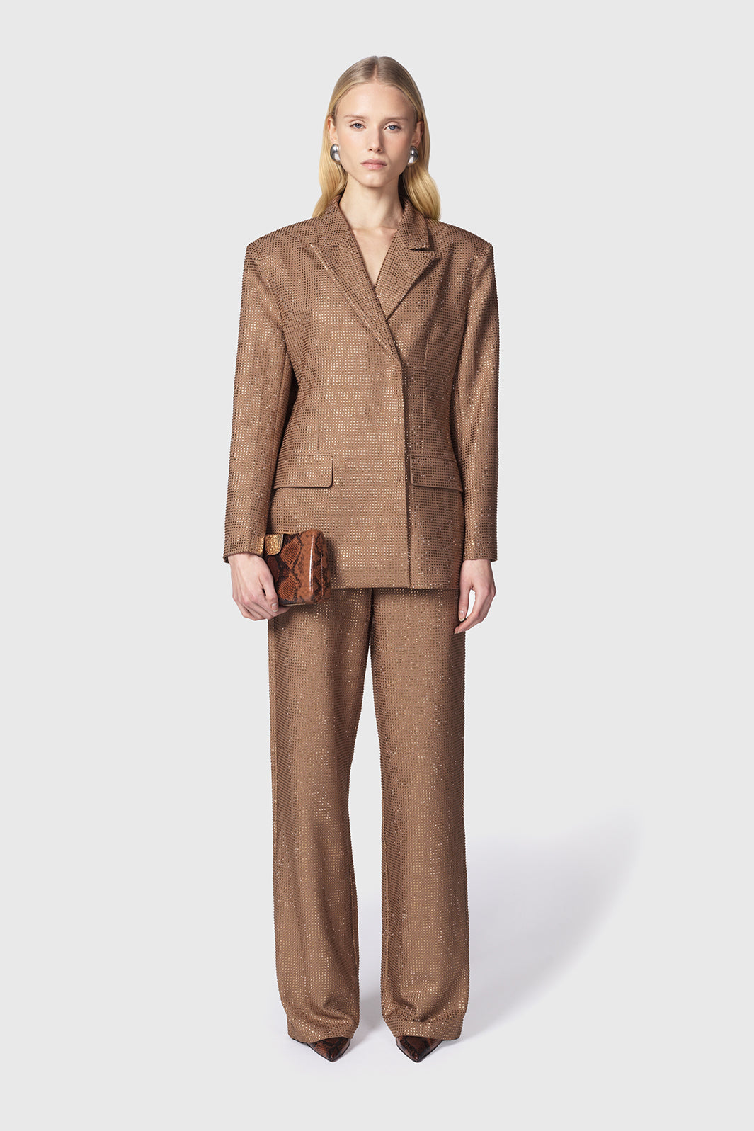 Imarya-giacca-over-doppiopetto-cammello-beige-e-pantalone-in-satin-con-strass-Twentyfourhaitch_4_1.jpg
