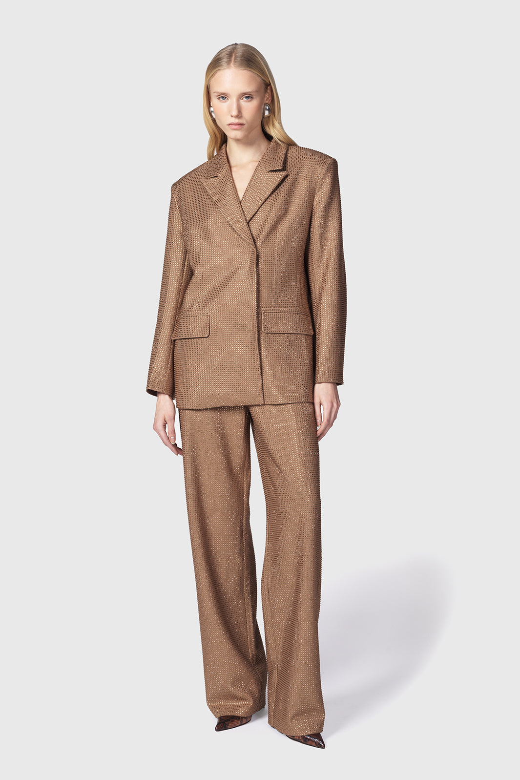 Imarya-giacca-over-doppiopetto-cammello-beige-e-pantalone-in-satin-con-strass-Twentyfourhaitch_4_5.jpg