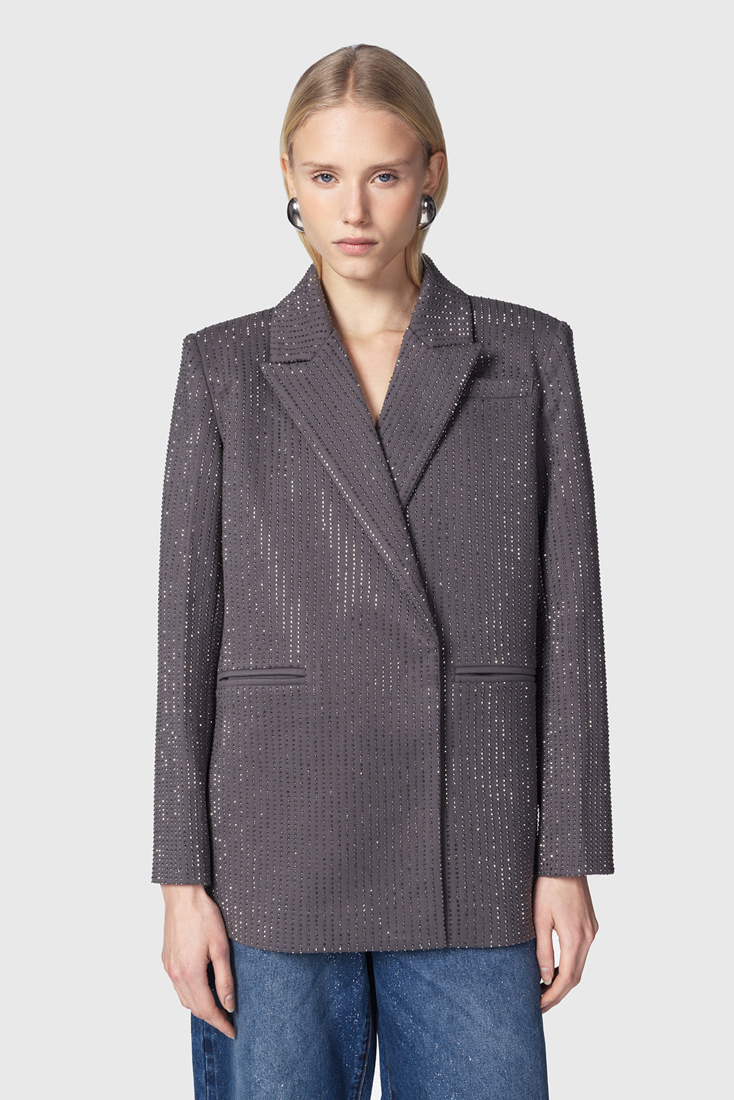 Uliane-giacca-doppiopetto-grigio-in-satin-con-strass-con-Taisia-Twentyfourhaitch_1_2.jpg