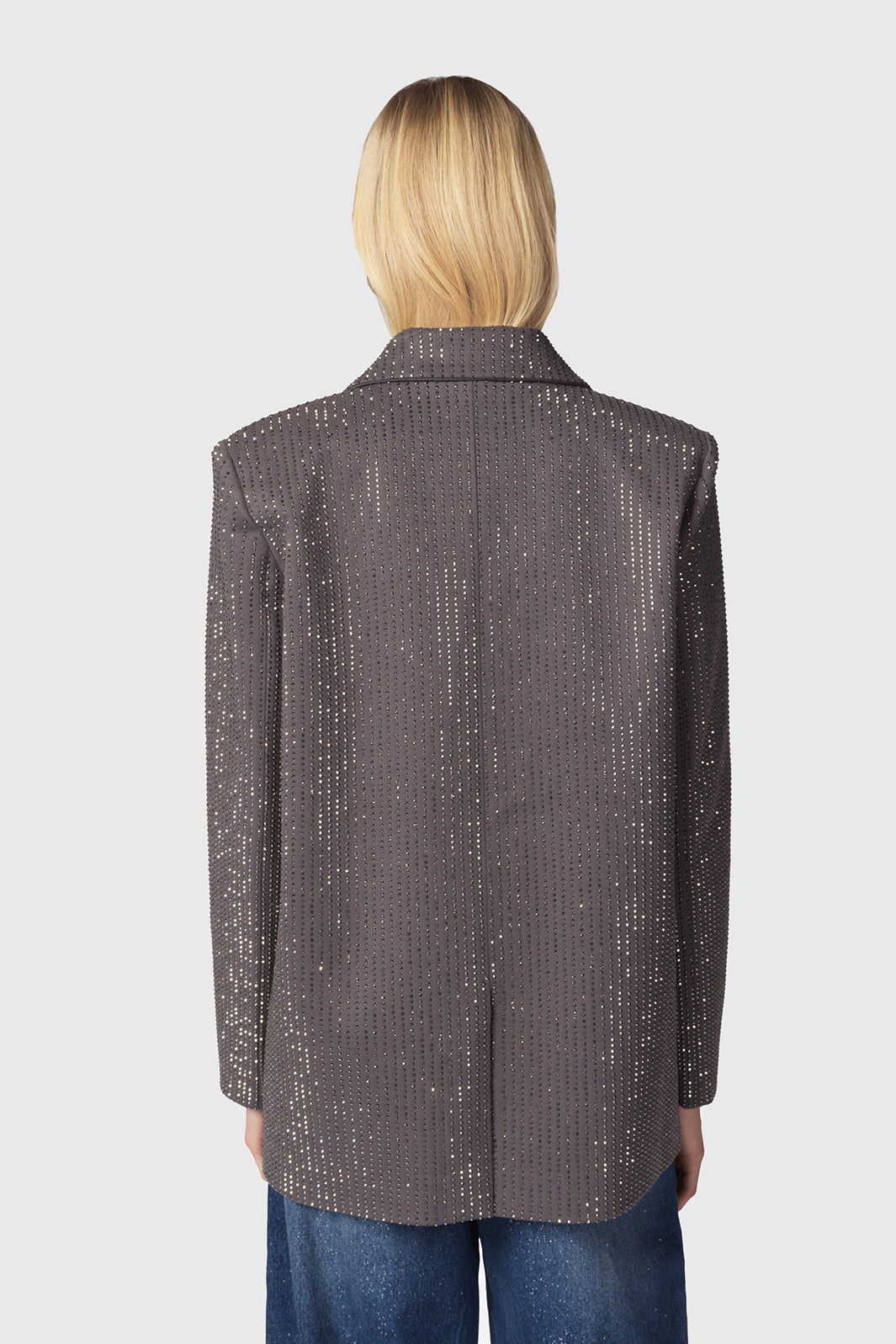 Uliane-giacca-doppiopetto-grigio-in-satin-con-strass-con-Taisia-Twentyfourhaitch_1_3.jpg