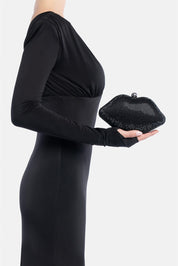 Ylenor – clutch a forma di bocca nera | TWENTYFOURHAITCH – indossata dalla modella