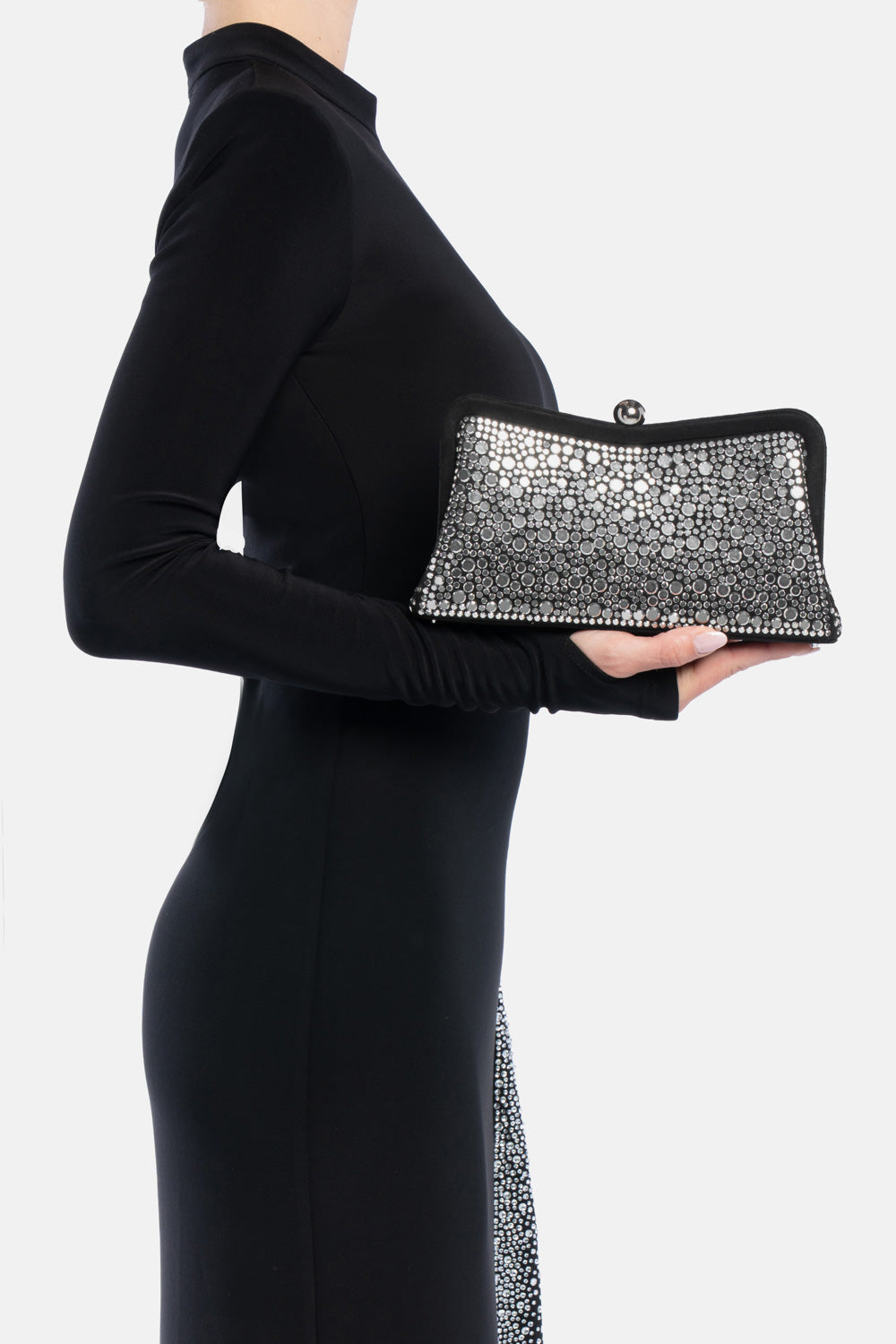 Clutch elinea nero-grigio, portata a mano dalla modella. TWENTYFOURHAITCH.