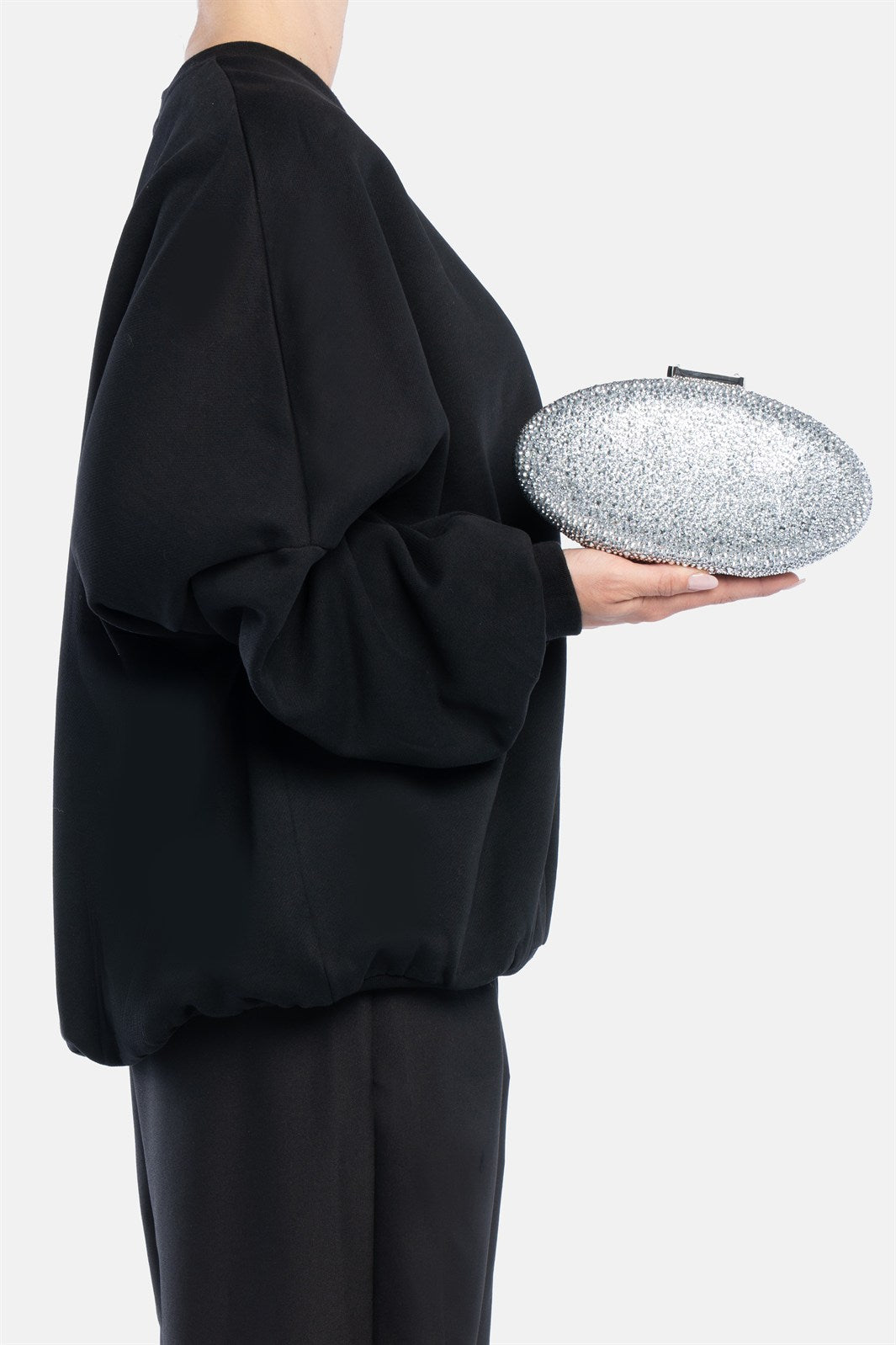 Indare – clutch argento | TWENTYFOURHAITCH – indossata dalla modella