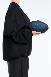 Indare – clutch blu | TWENTYFOURHAITCH – indossata dalla modella