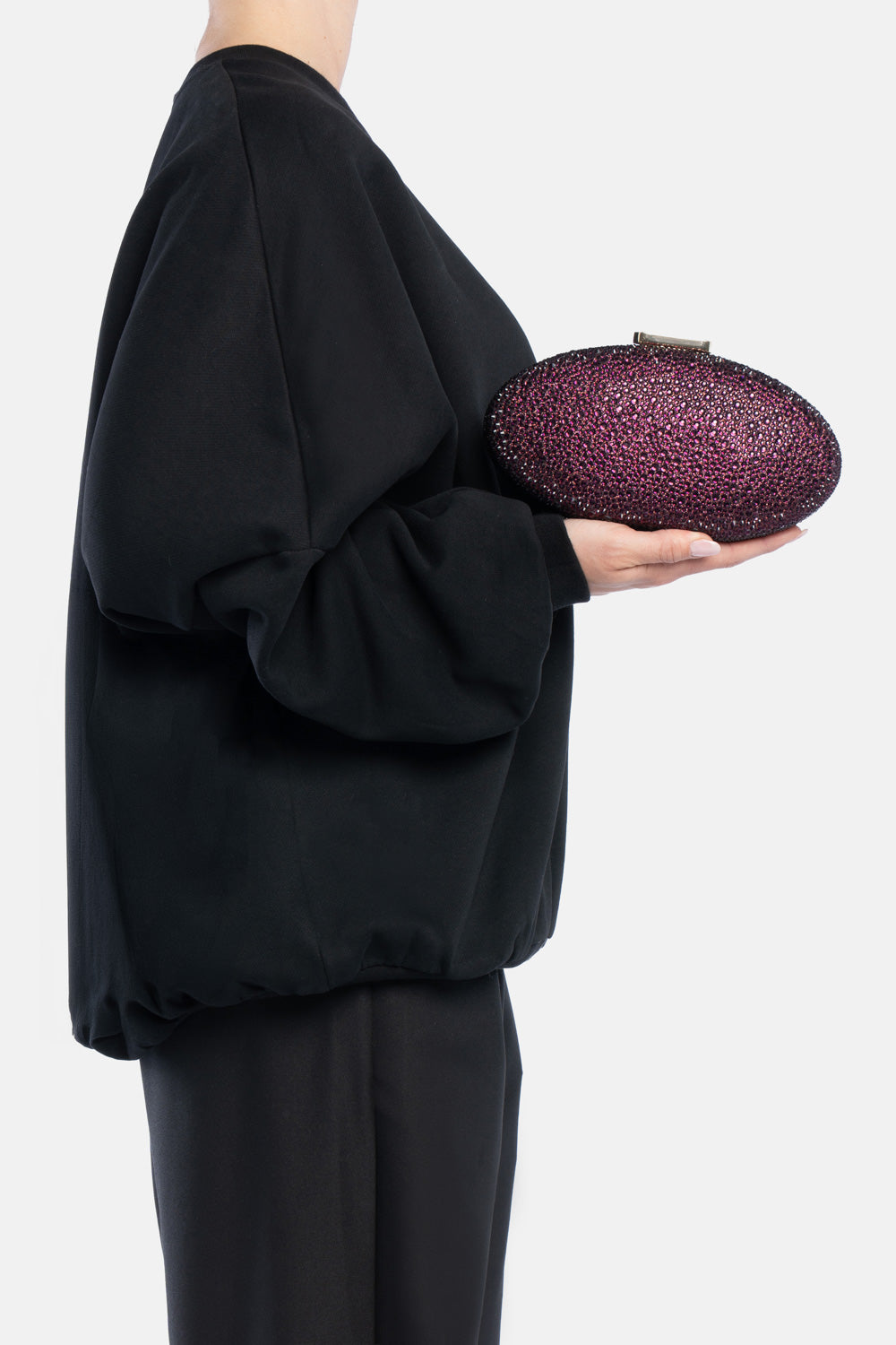 Clutch indare bordeaux, portata a mano dalla modella. TWENTYFOURHAITCH.