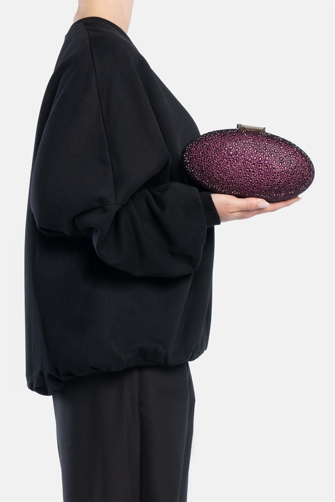 Indare – clutch bordeaux | TWENTYFOURHAITCH – indossata dalla modella