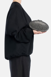 Clutch indare nera-ematite, portata a mano dalla modella. TWENTYFOURHAITCH.