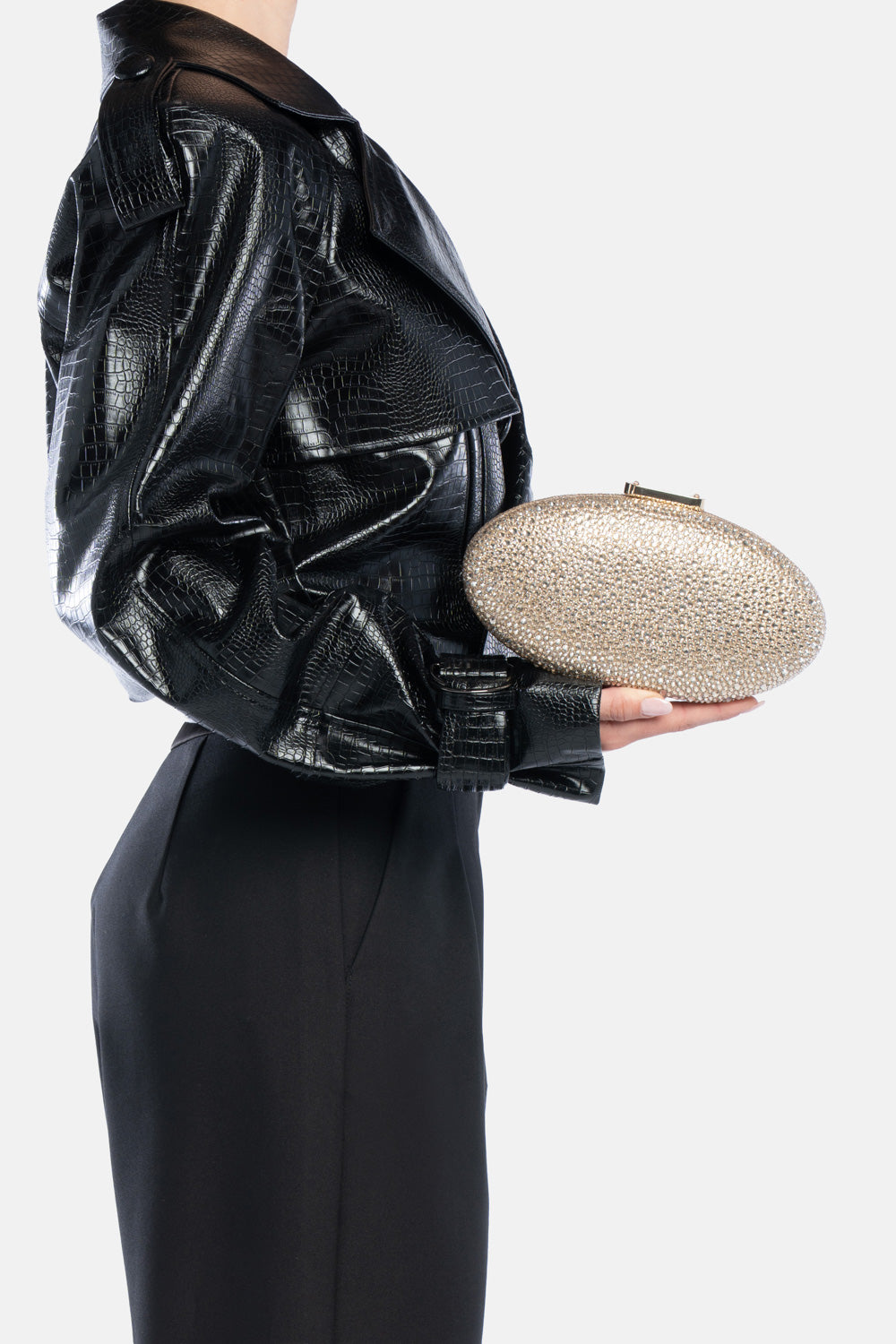 Clutch indare oro, portata a mano dalla modella. TWENTYFOURHAITCH.