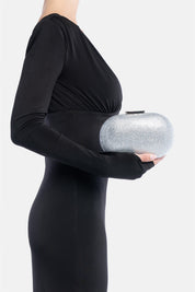 Isidora – clutch argento | TWENTYFOURHAITCH – indossata dalla modella