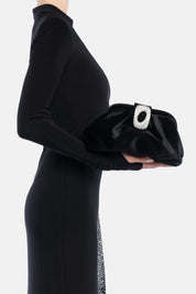 Clutch kyreth nera, portata a mano dalla modella. TWENTYFOURHAITCH.