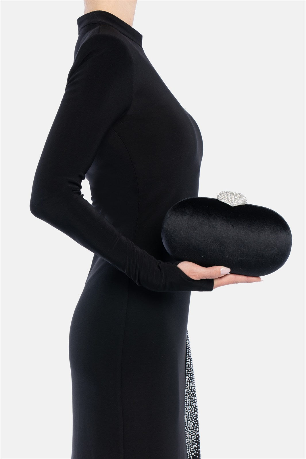 Milure – clutch nera | TWENTYFOURHAITCH – indossata dalla modella