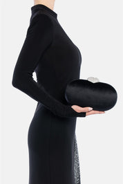 Milure – clutch nera | TWENTYFOURHAITCH – indossata dalla modella
