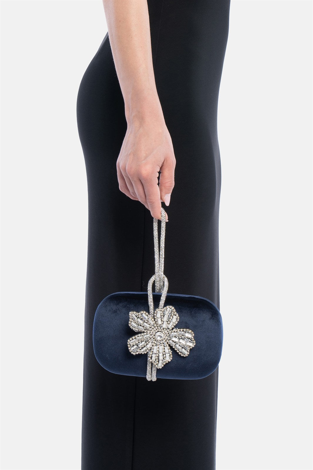 Vorla – clutch blu | TWENTYFOURHAITCH – indossata dalla modella