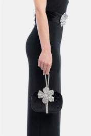 Vorla – clutch nera | TWENTYFOURHAITCH – indossata dalla modella