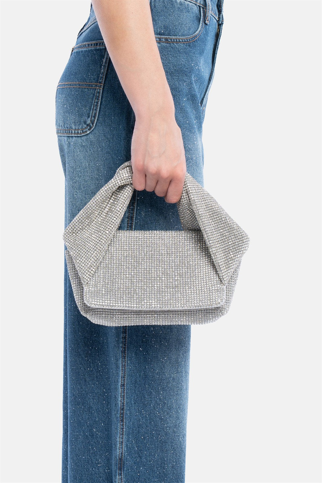 Yllure – handbag argento | TWENTYFOURHAITCH – indossata dalla modella