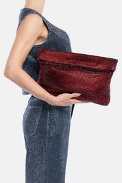 Maxi pouch dunham bordeaux, portata a mano dalla modella. TWENTYFOURHAITCH.