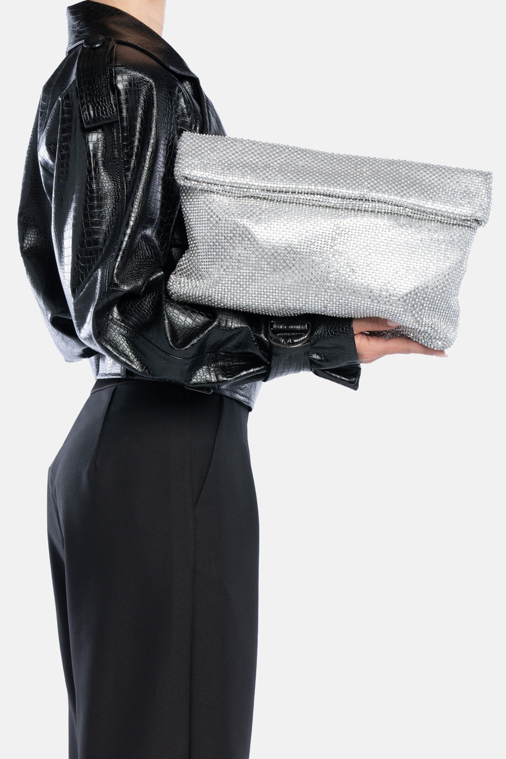 Maxi pouch dunham metal argento, portata a mano dalla modella. TWENTYFOURHAITCH.