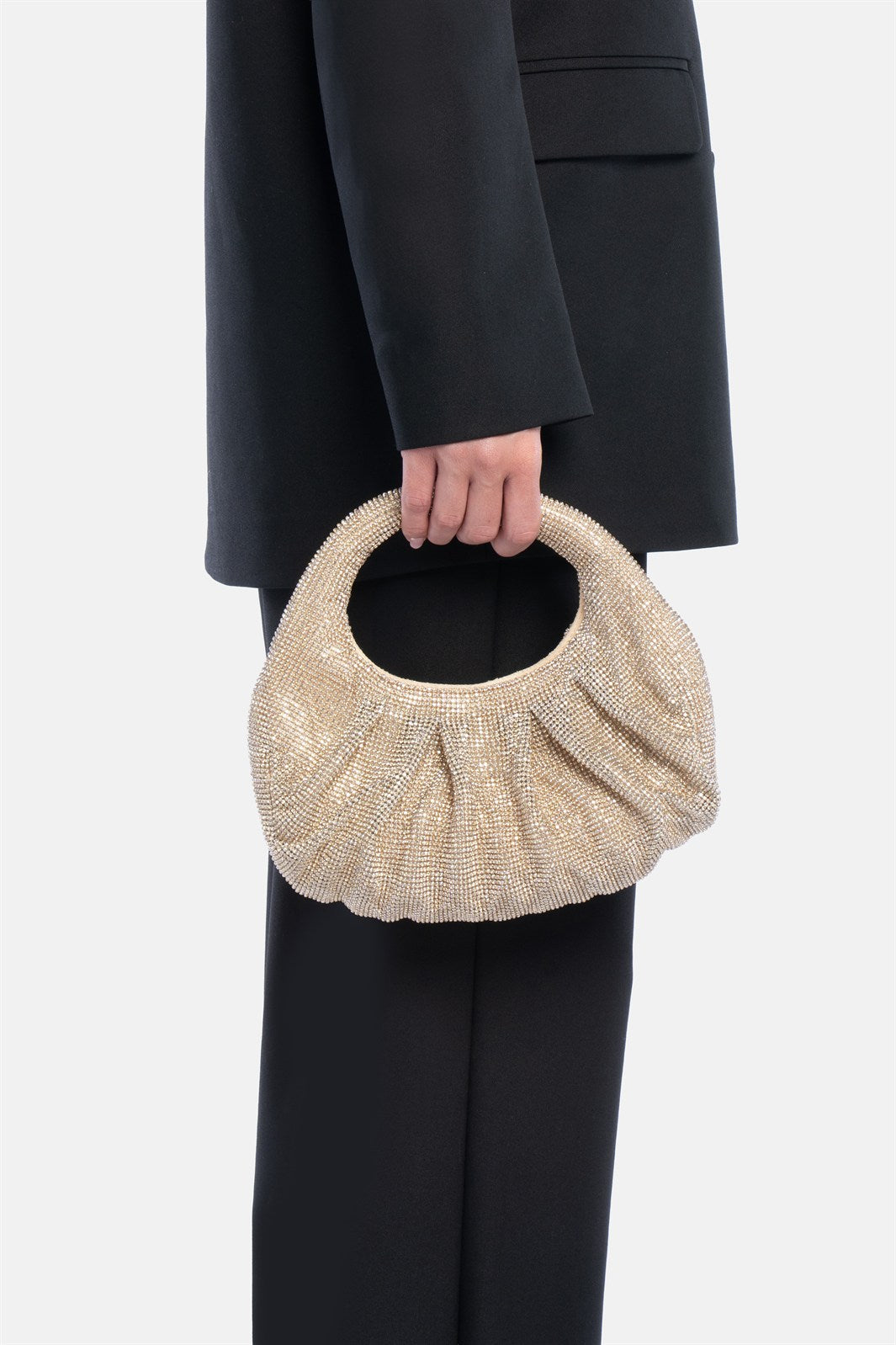 Joan – mini handbag oro | TWENTYFOURHAITCH – indossata dalla modella
