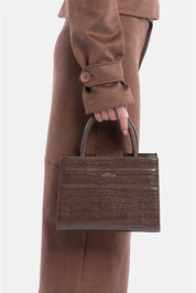Serane – mini tote bag marrone croco | TWENTYFOURHAITCH – indossata dalla modella