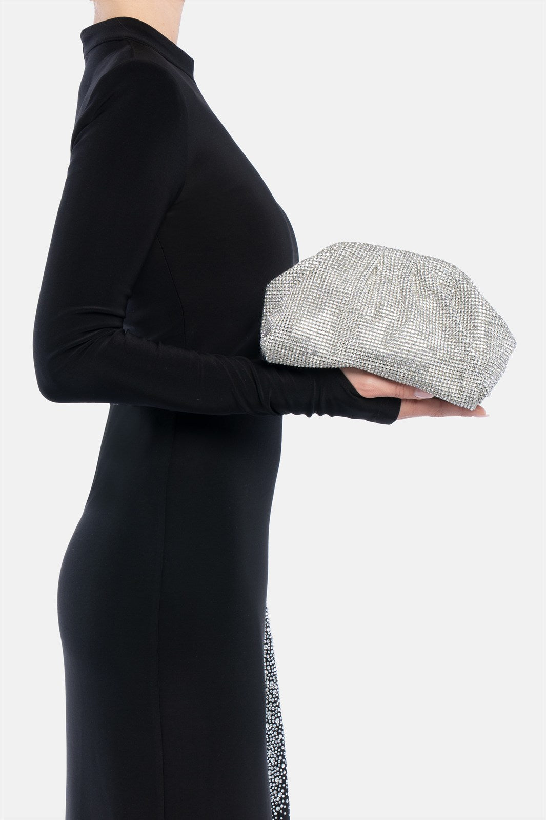 Petra – pouch bag argento | TWENTYFOURHAITCH – indossata dalla modella