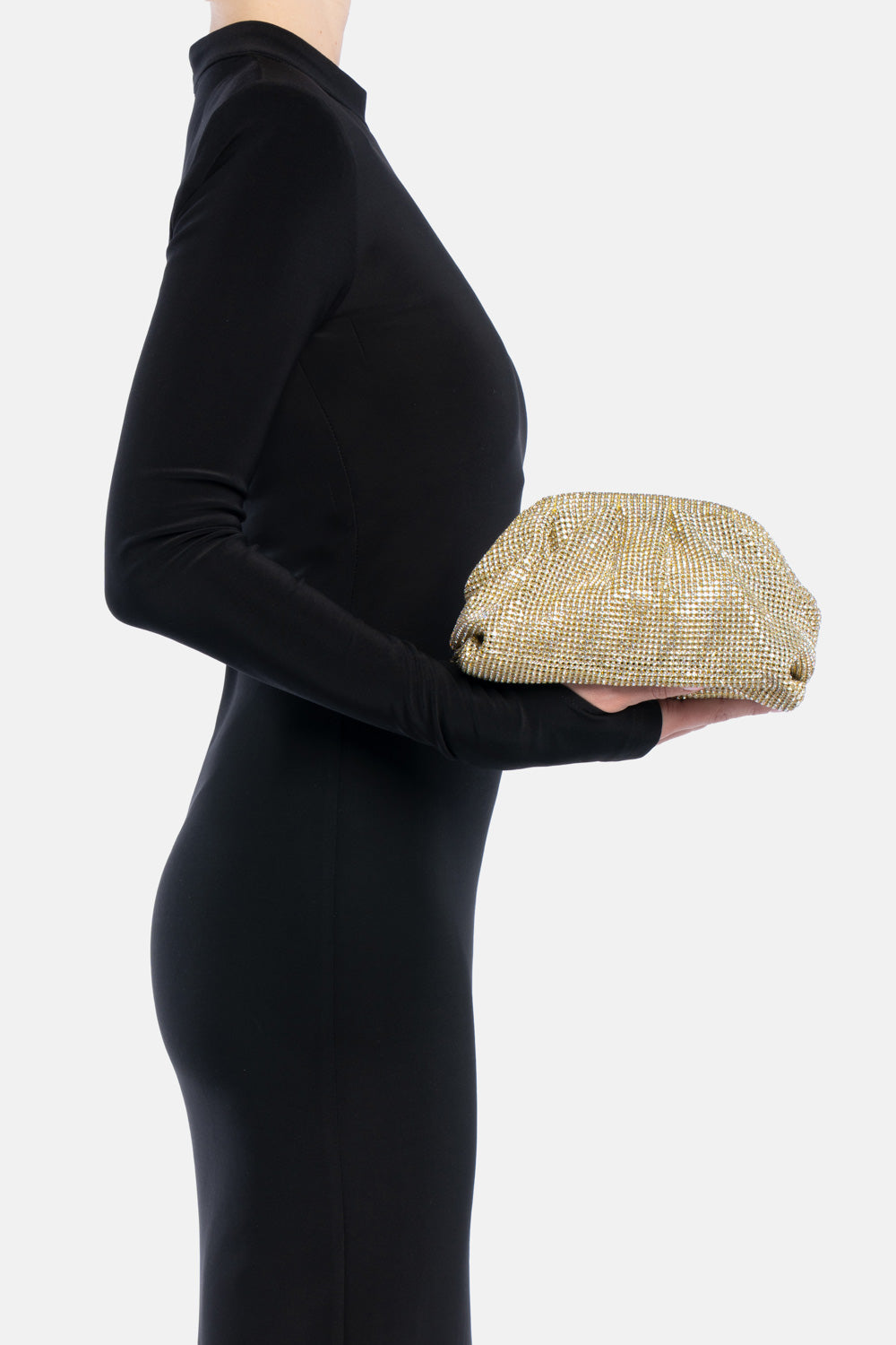 Petra pouch bag oro, portata a mano dalla modella. TWENTYFOURHAITCH.
