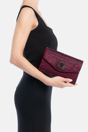 Pochette asilea bordeaux, portata a mano dalla modella. TWENTYFOURHAITCH.