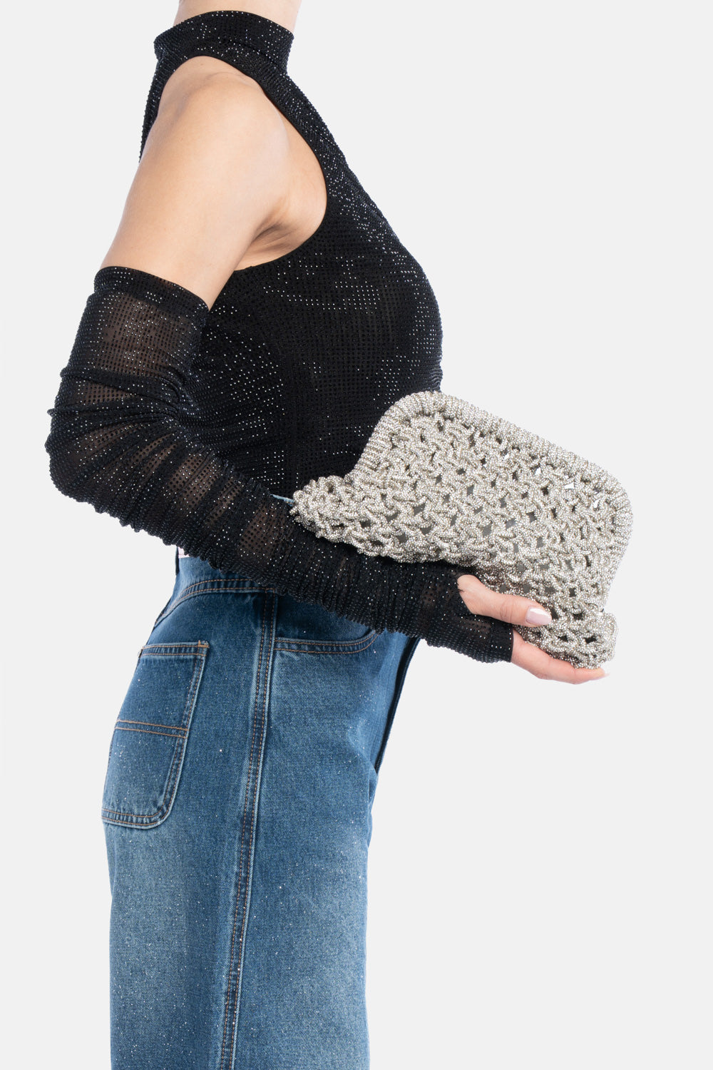 Pochette kaira argento, portata a mano dalla modella. TWENTYFOURHAITCH.