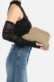 Kaira – pochette oro | TWENTYFOURHAITCH – indossata dalla modella