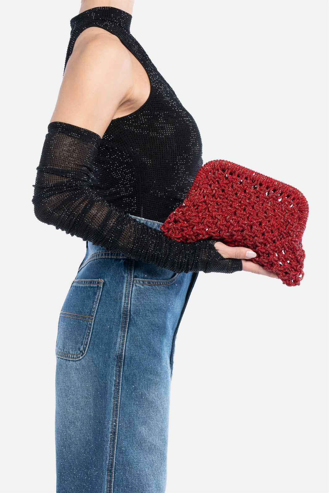 Kaira – pochette rossa | TWENTYFOURHAITCH – indossata dalla modella
