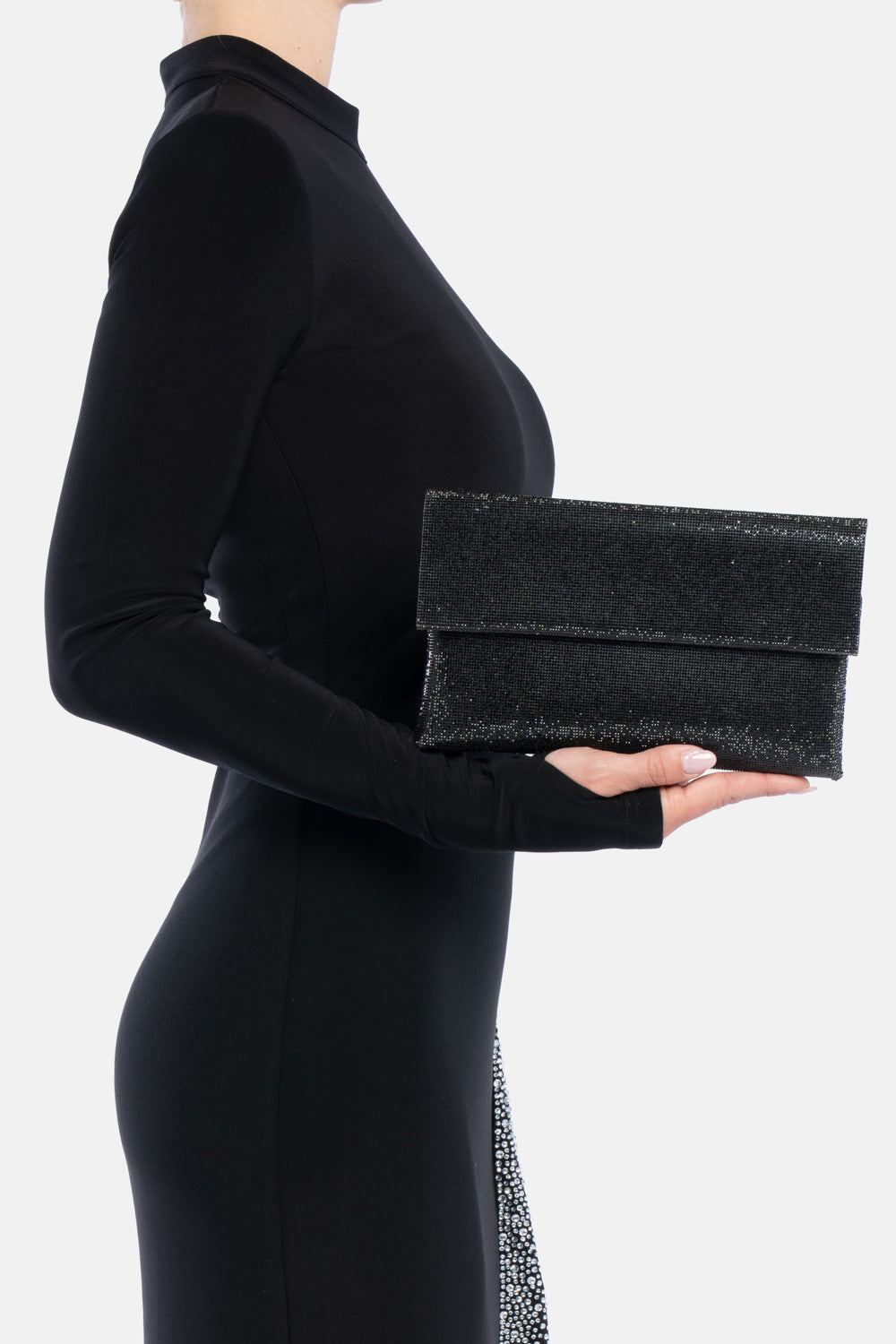 Pochette kasira nera, portata a mano dalla modella. TWENTYFOURHAITCH.
