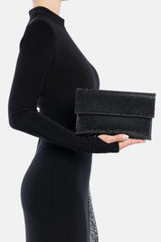 Pochette kasira nera, portata a mano dalla modella. TWENTYFOURHAITCH.
