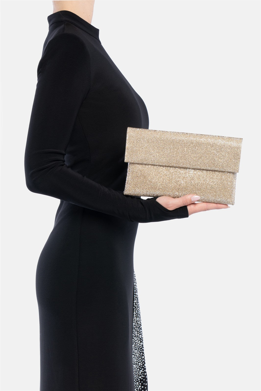 Kasira – pochette oro | TWENTYFOURHAITCH – indossata dalla modella