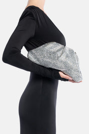 Pochette mirach argento, portata a mano dalla modella. TWENTYFOURHAITCH.