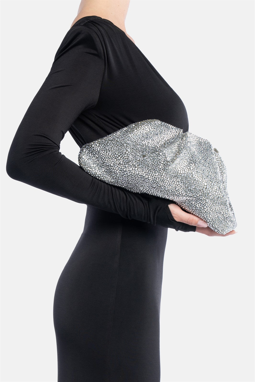 Mirach – pochette argento | TWENTYFOURHAITCH – indossata dalla modella