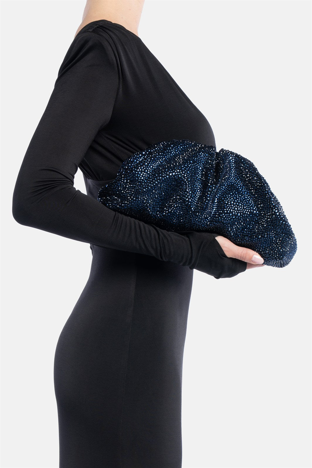 Mirach – pochette blu | TWENTYFOURHAITCH – indossata dalla modella