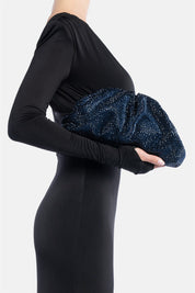 Mirach – pochette blu | TWENTYFOURHAITCH – indossata dalla modella