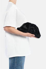 Mirach – pochette nera | TWENTYFOURHAITCH – indossata dalla modella