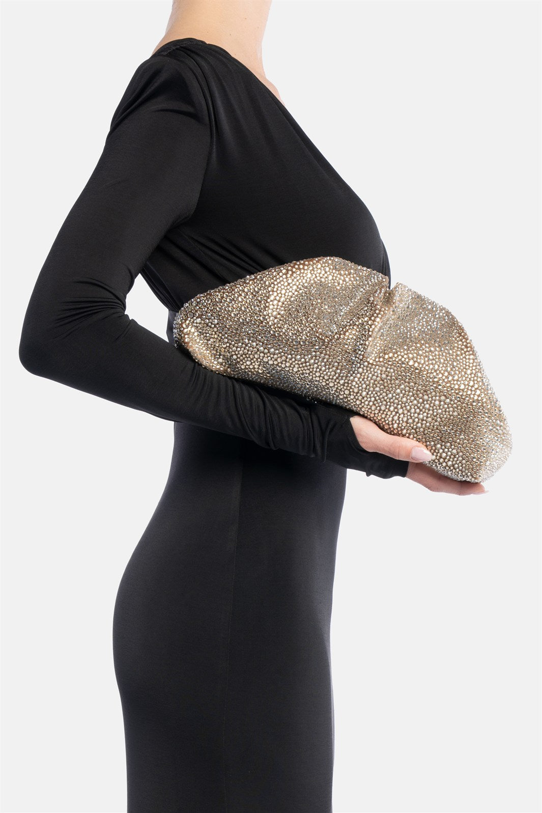 Mirach – pochette oro | TWENTYFOURHAITCH – indossata dalla modella