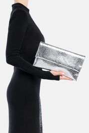 Pochette nireya argento, portata a mano dalla modella. TWENTYFOURHAITCH.