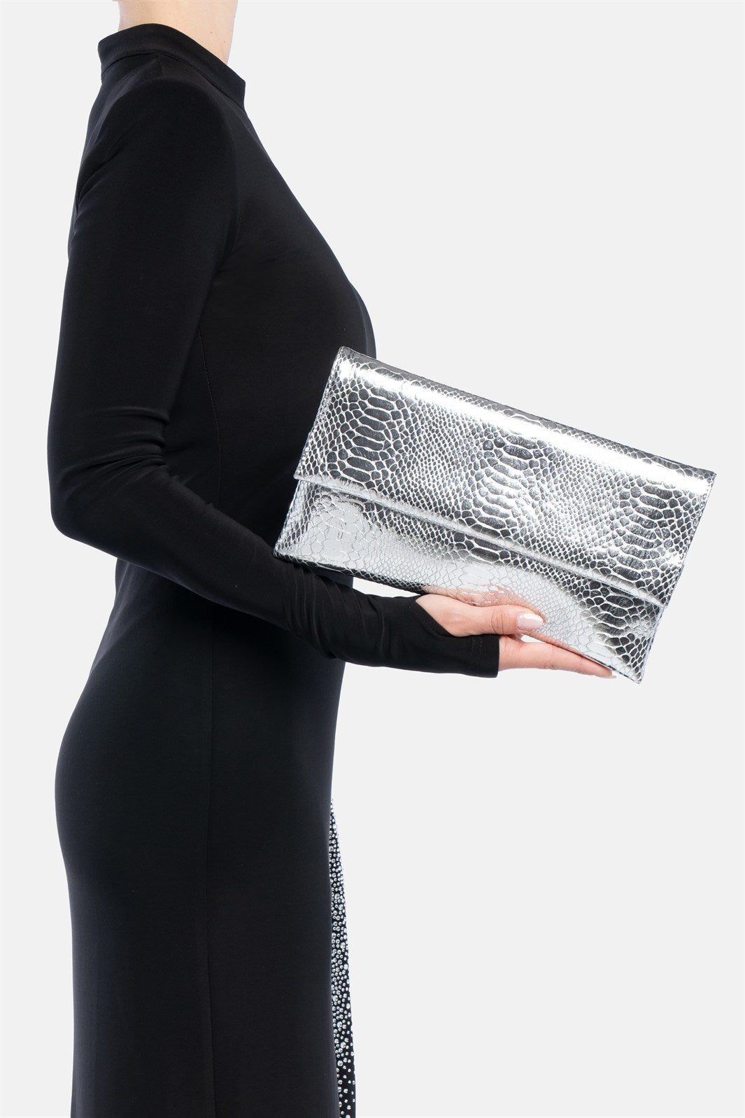 Nireya – pochette argento | TWENTYFOURHAITCH – indossata dalla modella