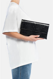Nireya – pochette nera | TWENTYFOURHAITCH – indossata dalla modella