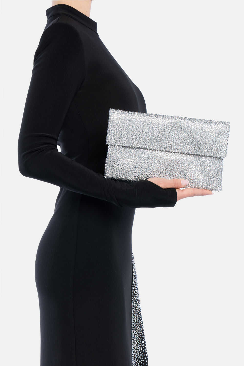 Pochette strass carena argento, portata a mano dalla modella. TWENTYFOURHAITCH.