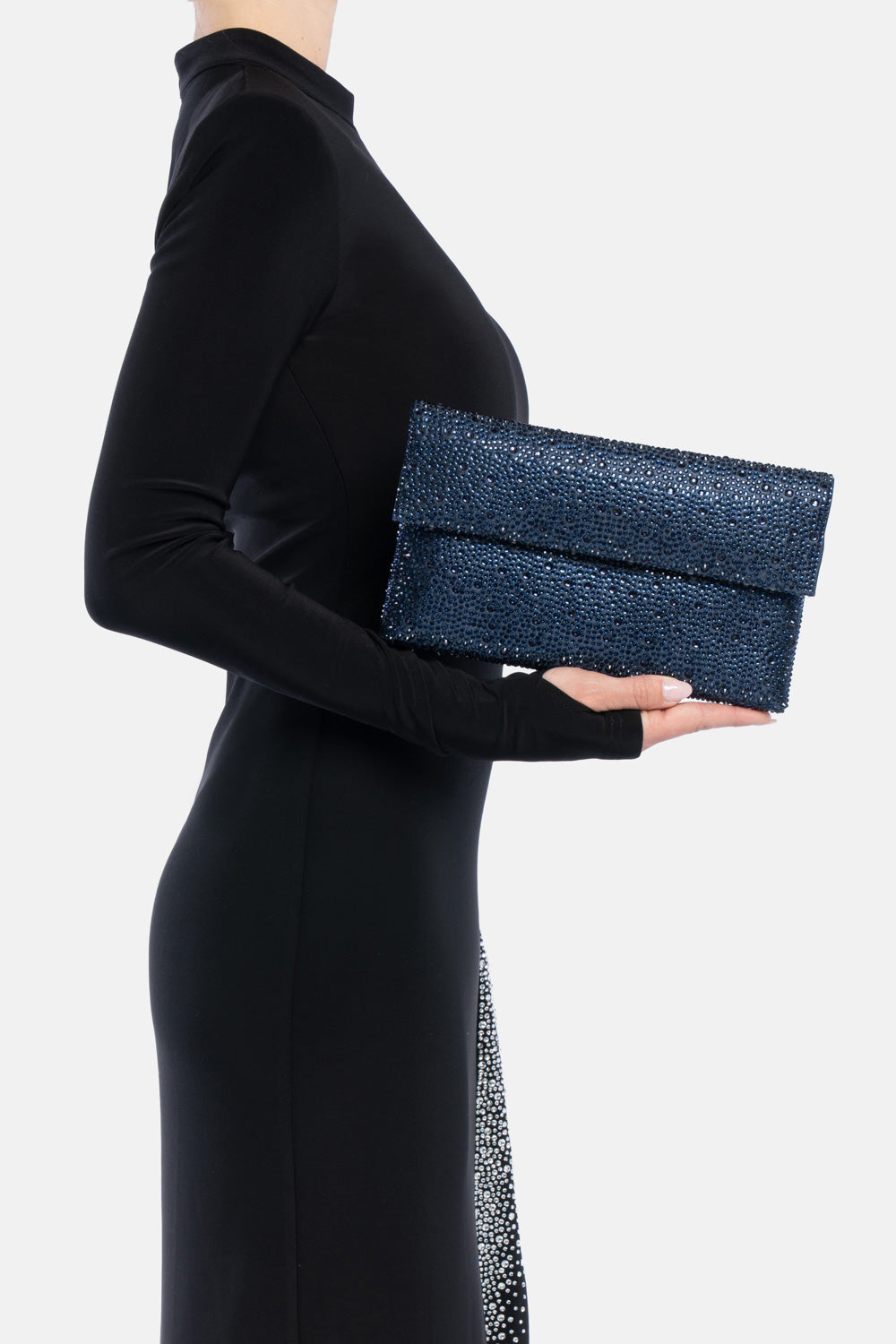 Pochette strass carena blu, portata a mano dalla modella. TWENTYFOURHAITCH.