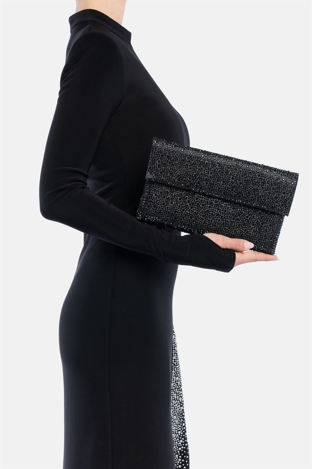Carena – pochette strass nera | TWENTYFOURHAITCH – indossata dalla modella