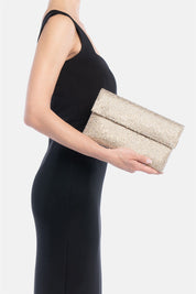 Carena – pochette strass oro | TWENTYFOURHAITCH – indossata dalla modella