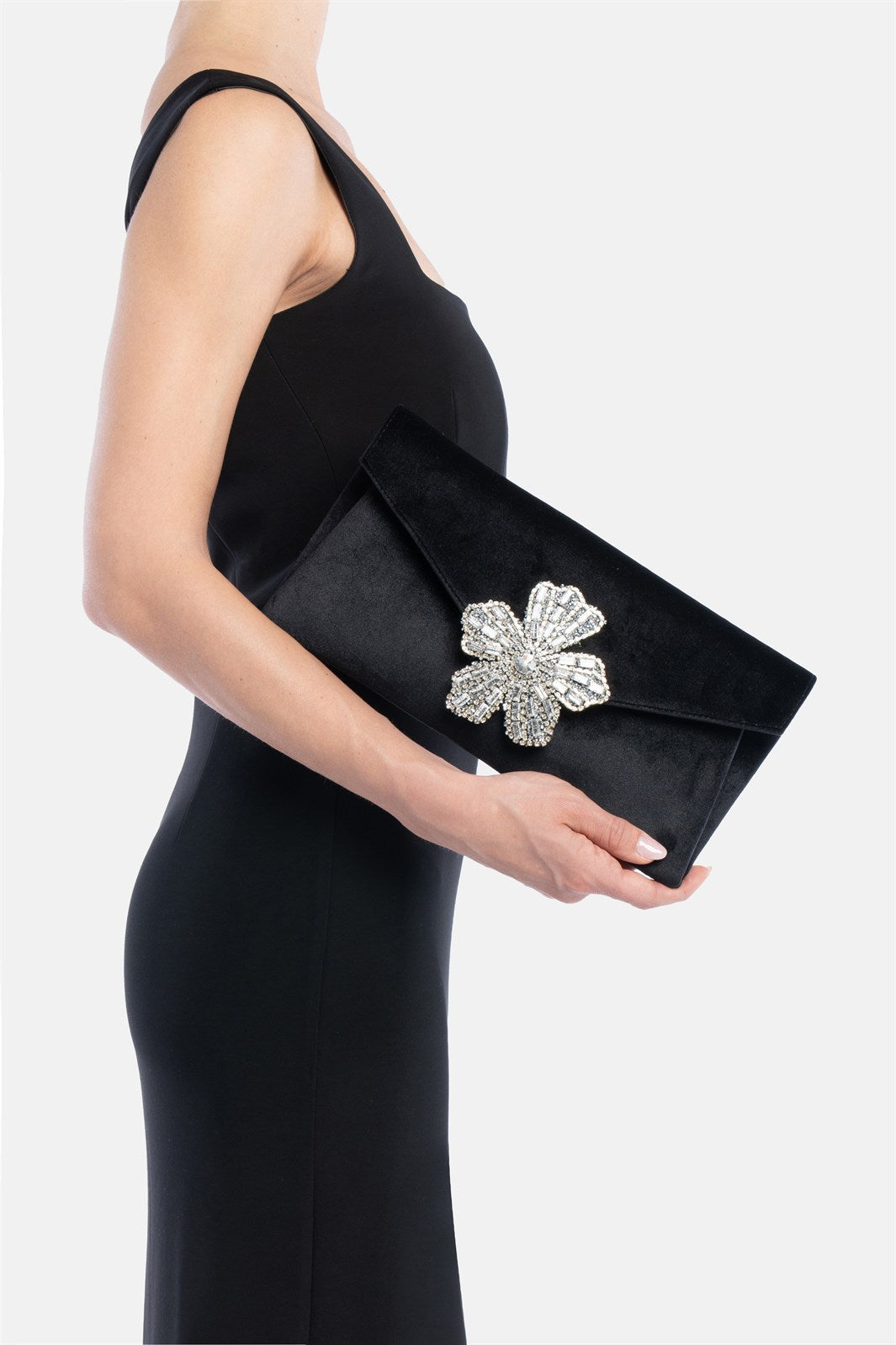 Vintor – pochette nera | TWENTYFOURHAITCH – indossata dalla modella